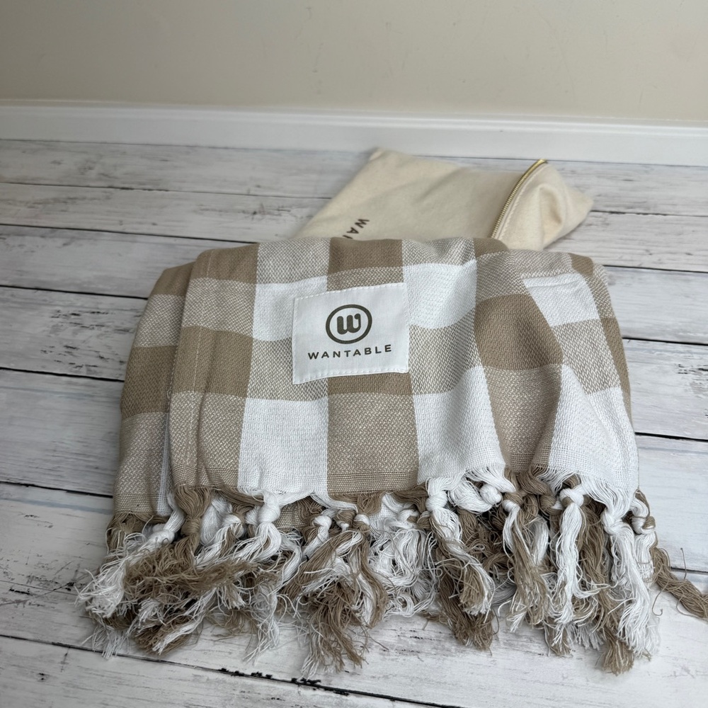 Wantable Tan and White Checkered Throw Blanket